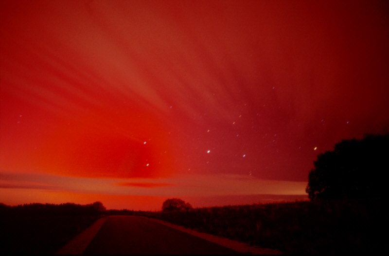 Der Himmel war nicht ganz so rot, das Polarlicht kommt durch den rotempfindlichen Film so gut heraus. --- www.himmel-und-erde.com ---