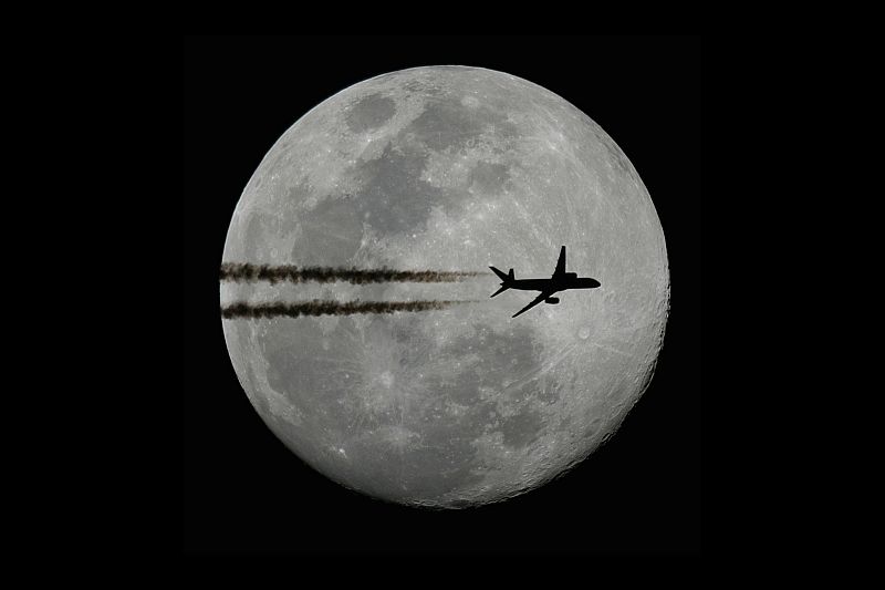 Das Flugzeug flog wirklich vor dem Mond vorbei. Der Mond mitsamt Flugzeug wurde aber zentriert, gedreht und geschärft.