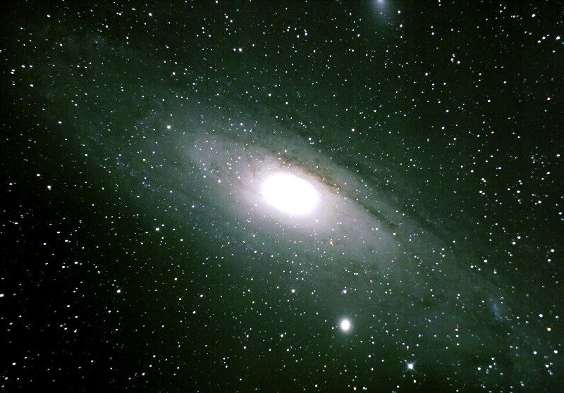 Weltraum ganz nah: Fast 3 Millionen Lichtjahre ist die Andromedagalaxie entfernt und damit das weiteste Objekt, das mit bloßem Auge sichtbar ist