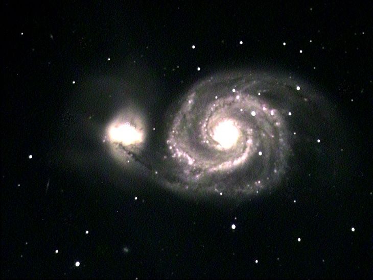 Die Whirlpool-Galaxie M51 besteht aus zwei Galaxien. Die Große verschlingt die Kleine.
